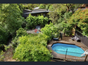 Resort-style 5 bdrm home w pool, spa & billiards!, Warrandyte